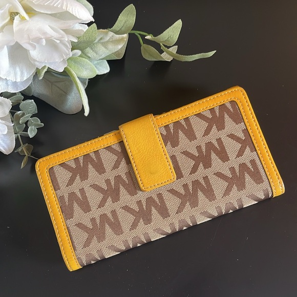 Micheal Kors Signature Wallet - Picture 4 of 9